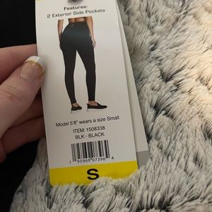 Skechers Women’s Small Black Leggings with 2 Exterior Side Pockets